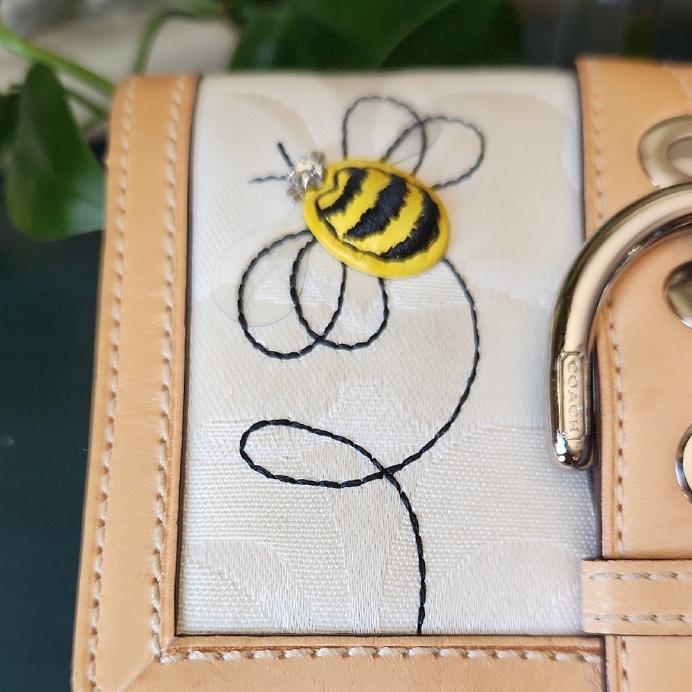 Coach Soho Rare Vintage Bee Wallet EUC - Picture 13 of 16